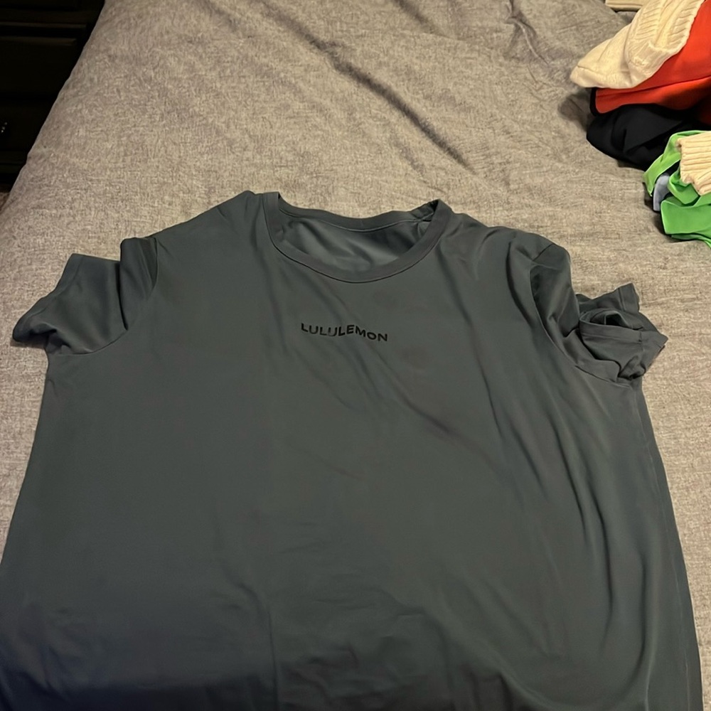 LULULEMON T SHIRT